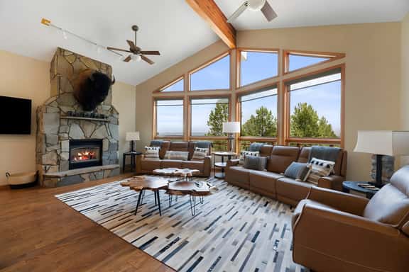 Largest Custer Lodge-Sleeps 22 - Image 1