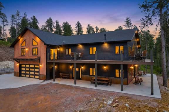 Sited Inn-Sleeps 18-Hot Tub-GreatViews-Spacious - Image 1