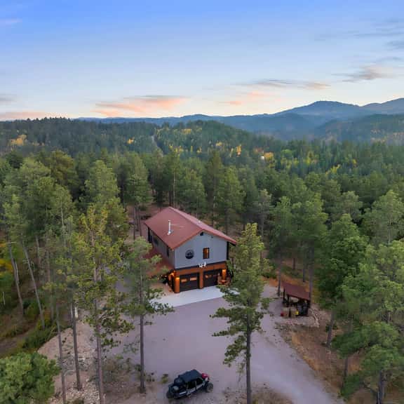 Six Pines Lodge - Image 1