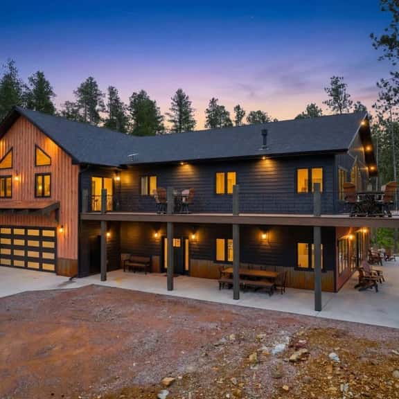 Sited Inn-Sleeps 18-Hot Tub-GreatViews-Spacious - Image 1