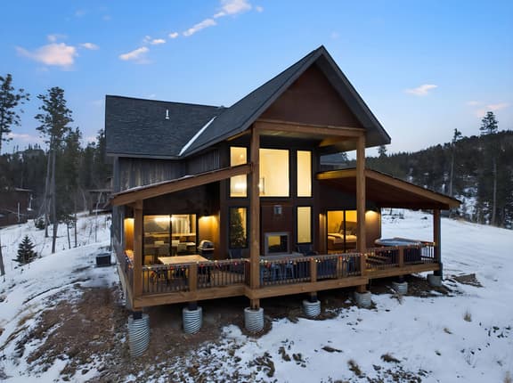 Cliffhanger-Sleeps 12-Hot tub-Skiing-Best views!